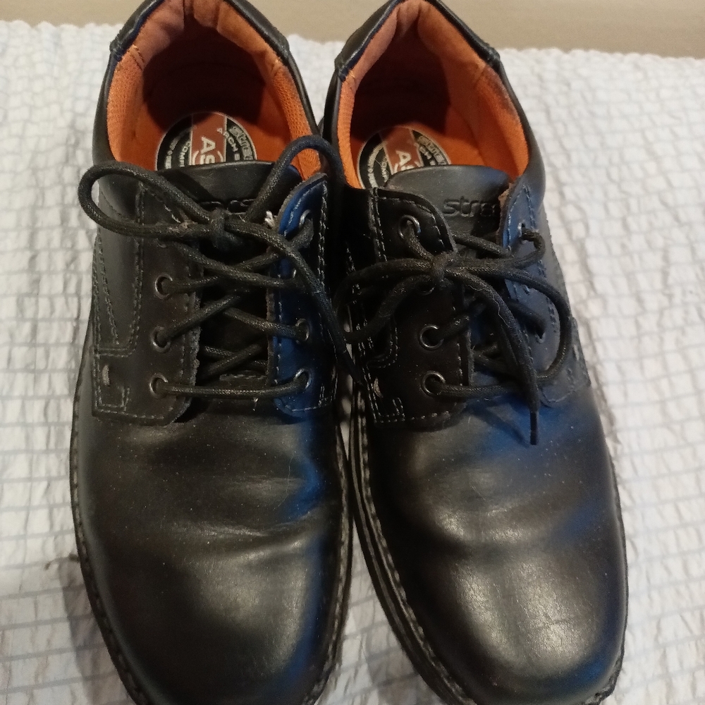 1135-52) Streetcars leather mens shoes. Lace up.